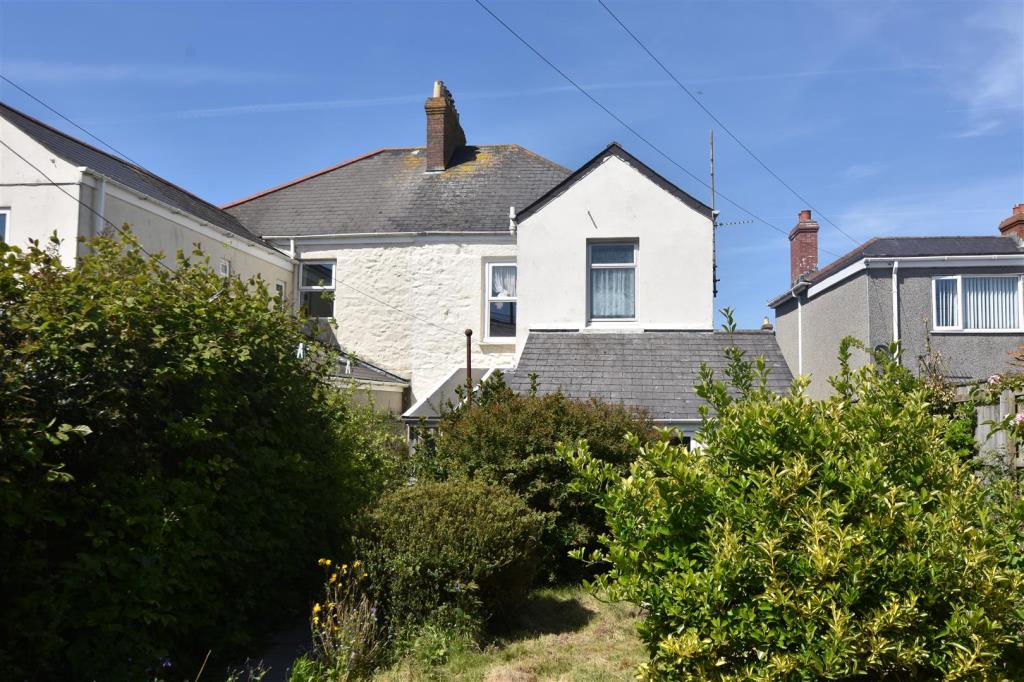 Lot: 34 - HOUSE FOR UPDATING WITH PARKING, GARDENS AND DETACHED GARAGE WITH POTENTIAL - Garden looking towards rear extension of house